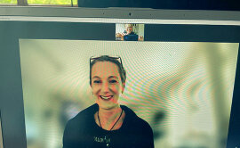 Ein Notebook-Bildschirm mit einem Video-Gespräch zwischen zwei Frauen. 